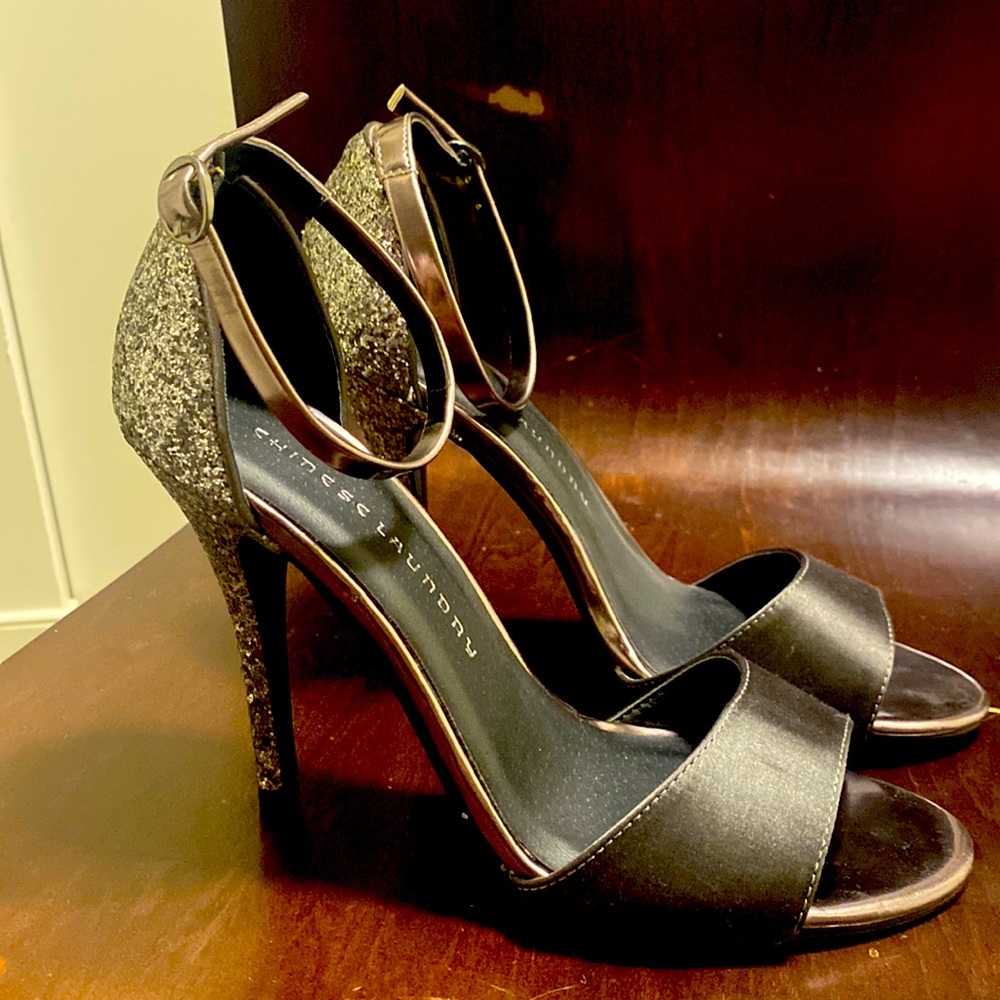 Open toes heeled shoes